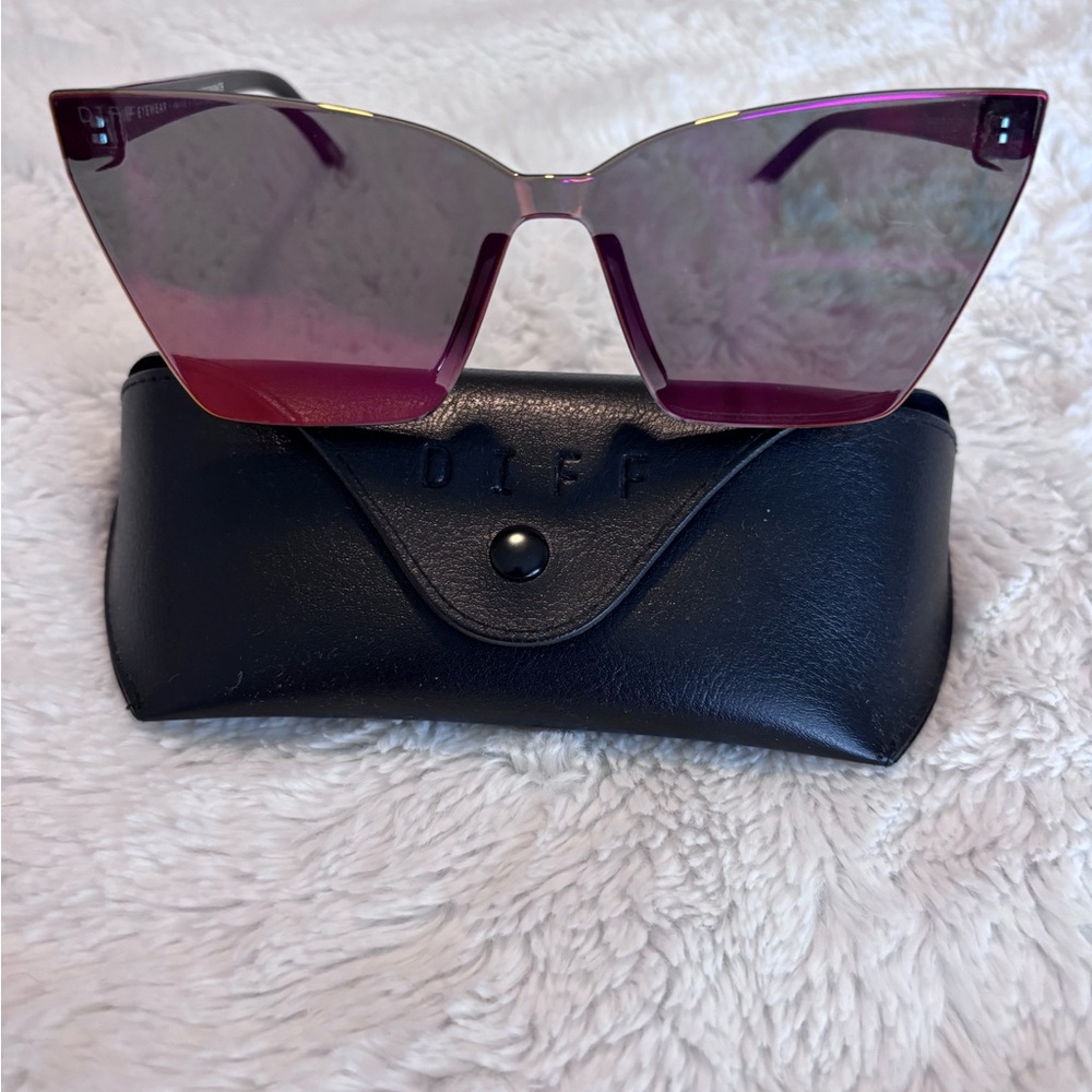 Diff Eyewear Pink/purple iridescent Sunglasses with Black Case